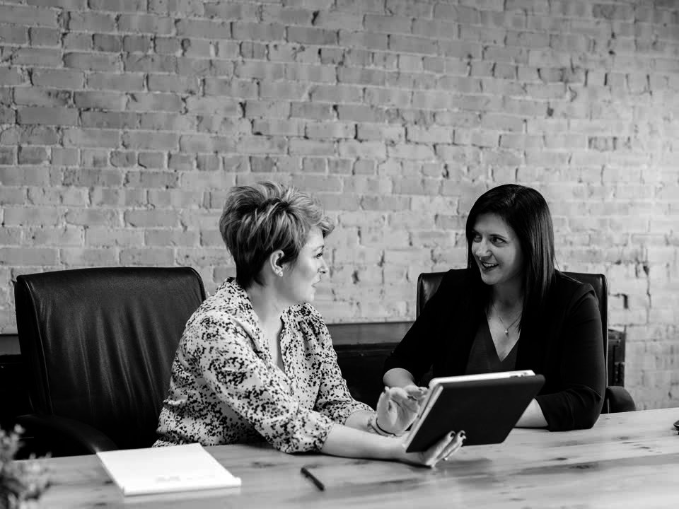 Twee collega's in gesprek aan tafel